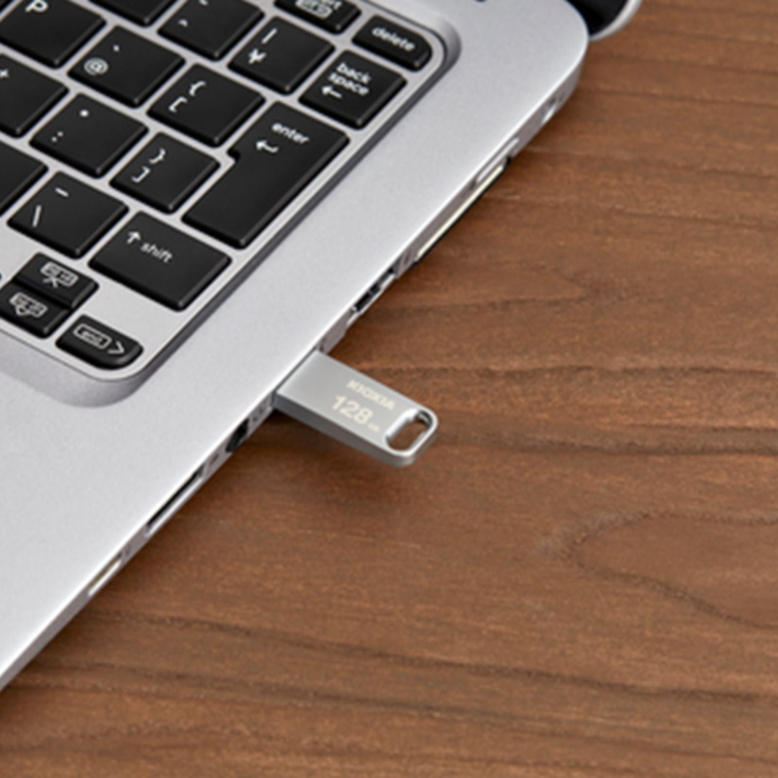 KioxiaCleTransMemoryU36632Go-usb3_1 Kioxia Clé TransMemory U366 32 Go - usb 3.0