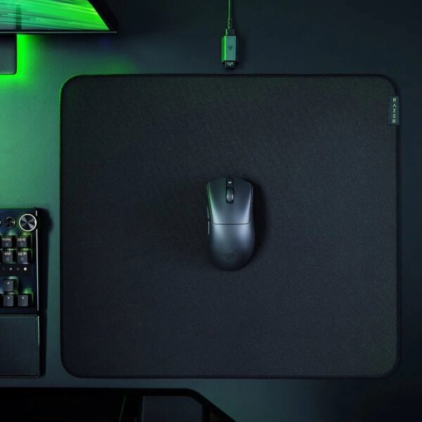 Souris Gamer Razer DeathAdder V3 HyperSpeed on desk